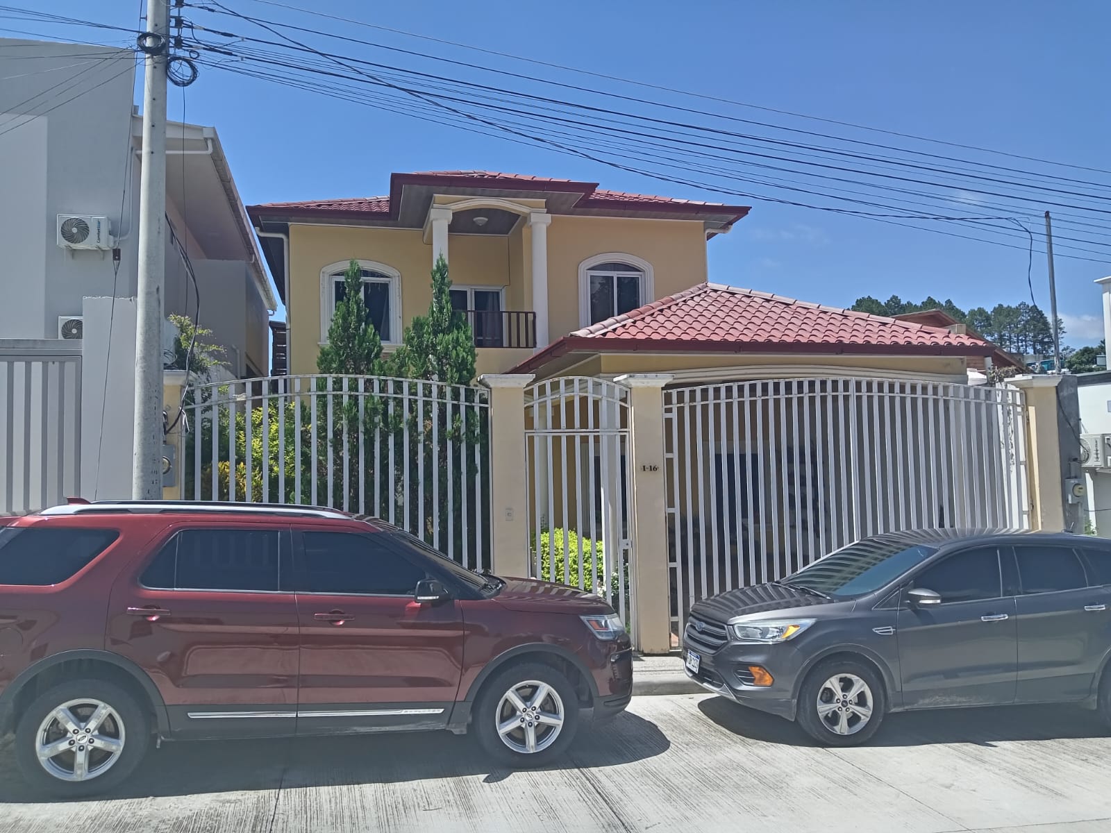 Casa de Dos Niveles en Venta en Residencial Las Acacias | 5 Habitaciones con Baño