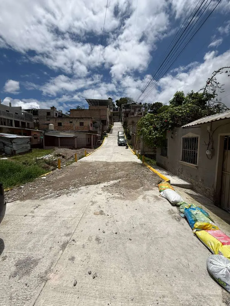 Calle de acceso en Alpes del Edén, Santa Rosa de Copán, cerca del lote en venta