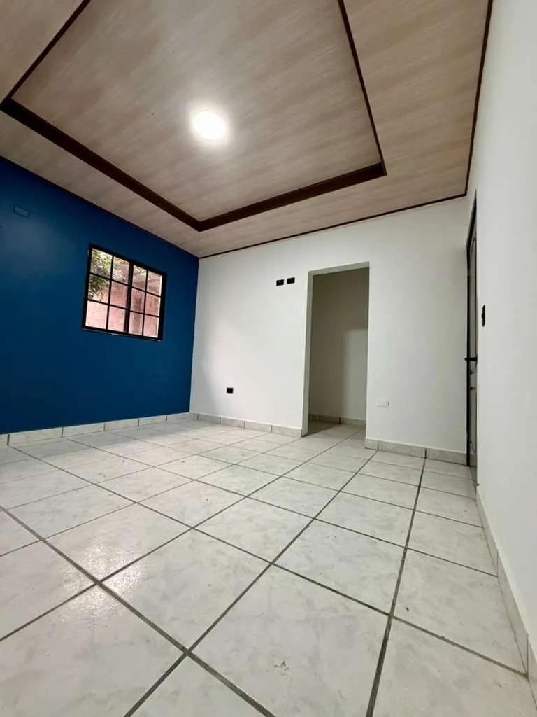 Dormitorio secundario con acabados modernos en casa El Cerrito Santa Rosa de Copán