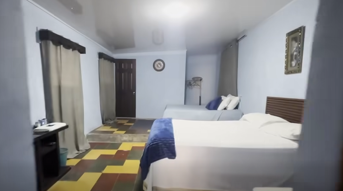 Habitación amplia con iluminación natural en casa del centro