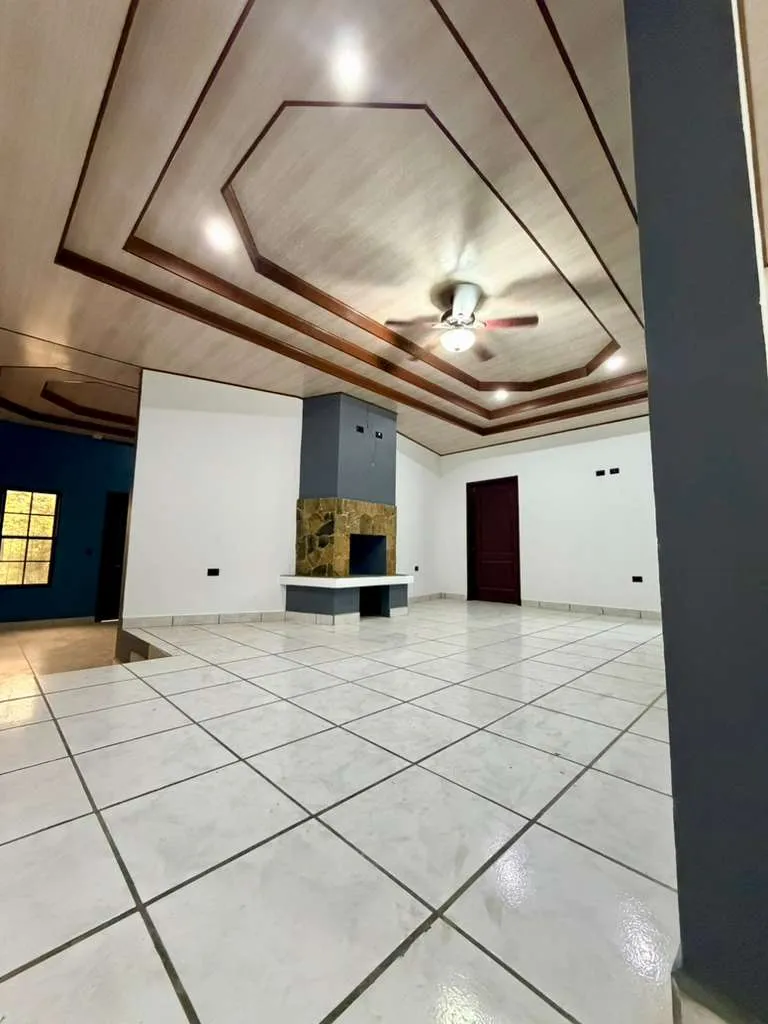 Sala principal amplia y bien iluminada en casa de El Cerrito Santa Rosa de Copán