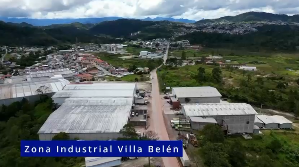 Vista aérea del terreno completo desde dron mostrando acceso principal y colindancias