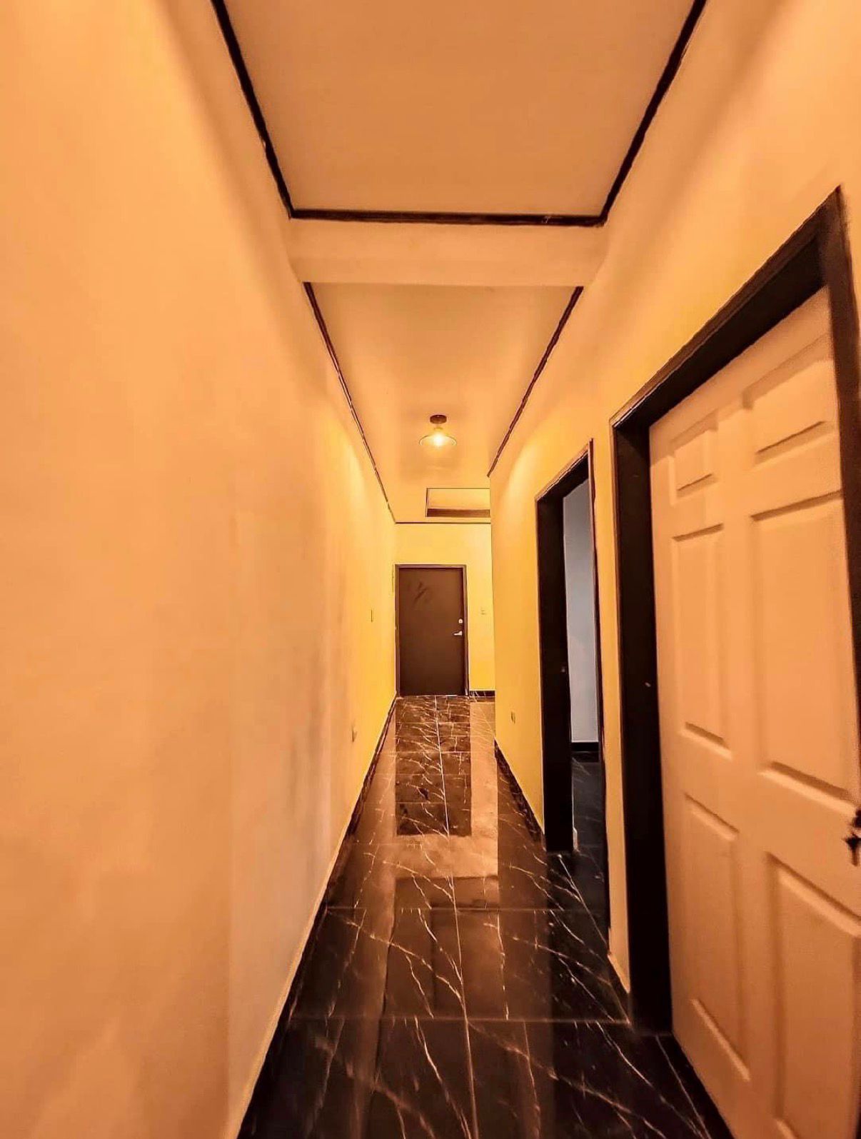 Pasillo interior con acabados modernos