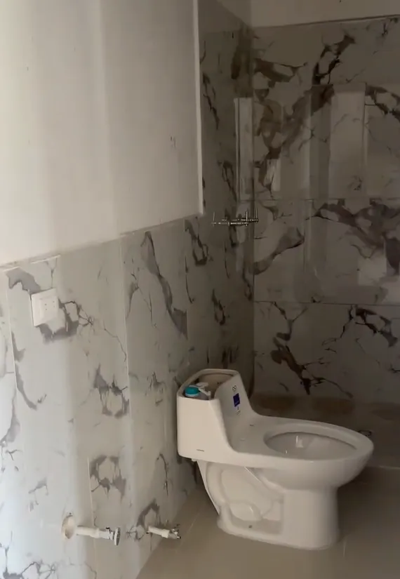 Baño completo con acabados modernos