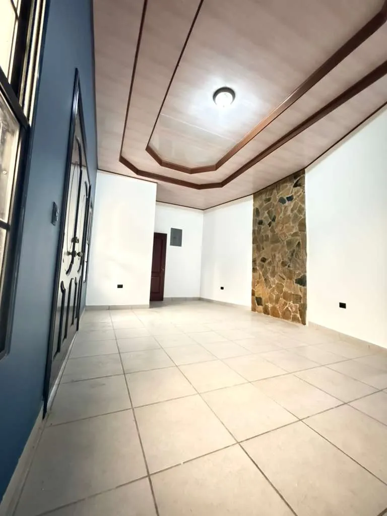 Área social con cielos decorativos de madera en casa El Cerrito Santa Rosa de Copán