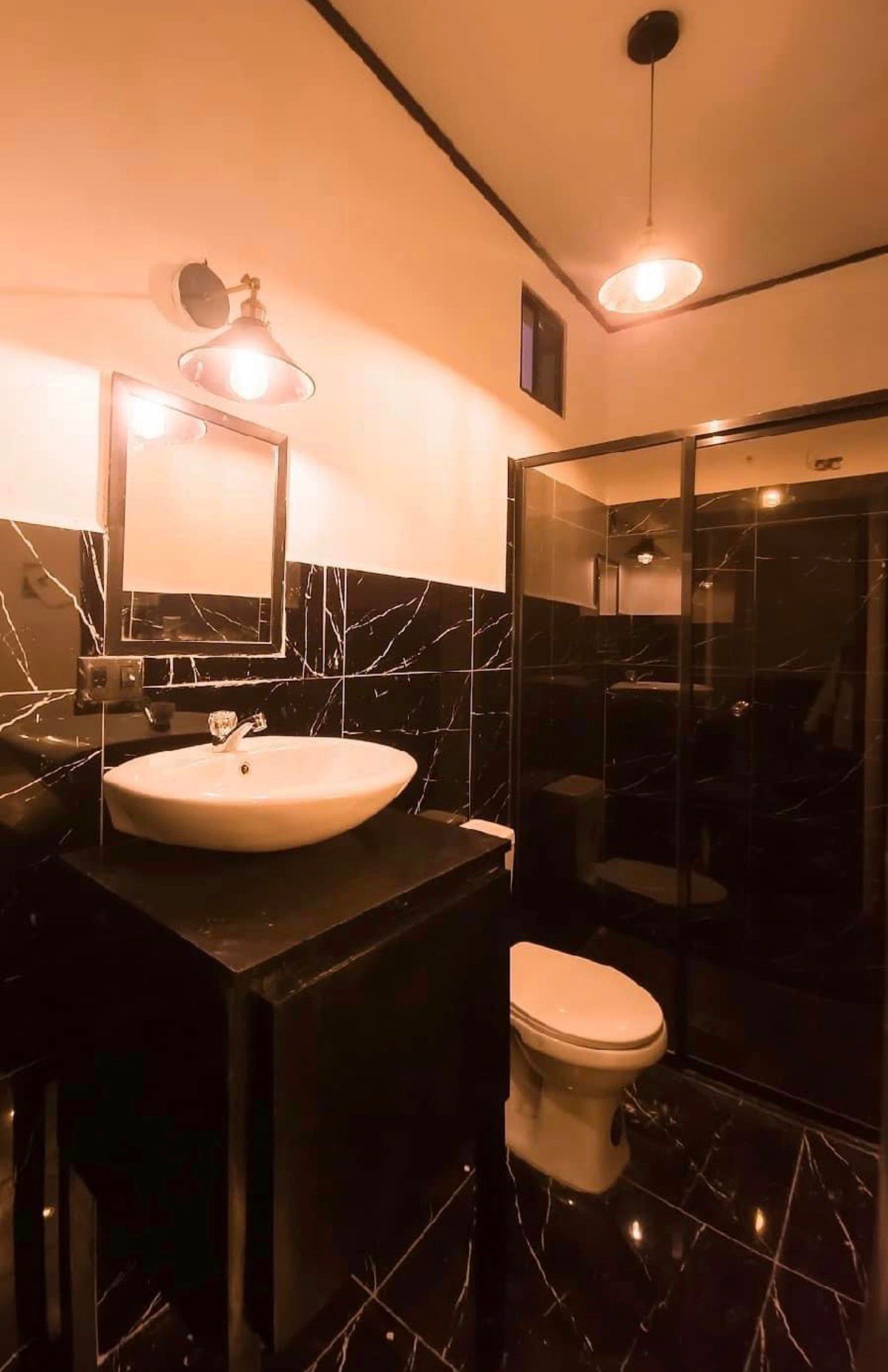 Baño moderno con acabados elegantes