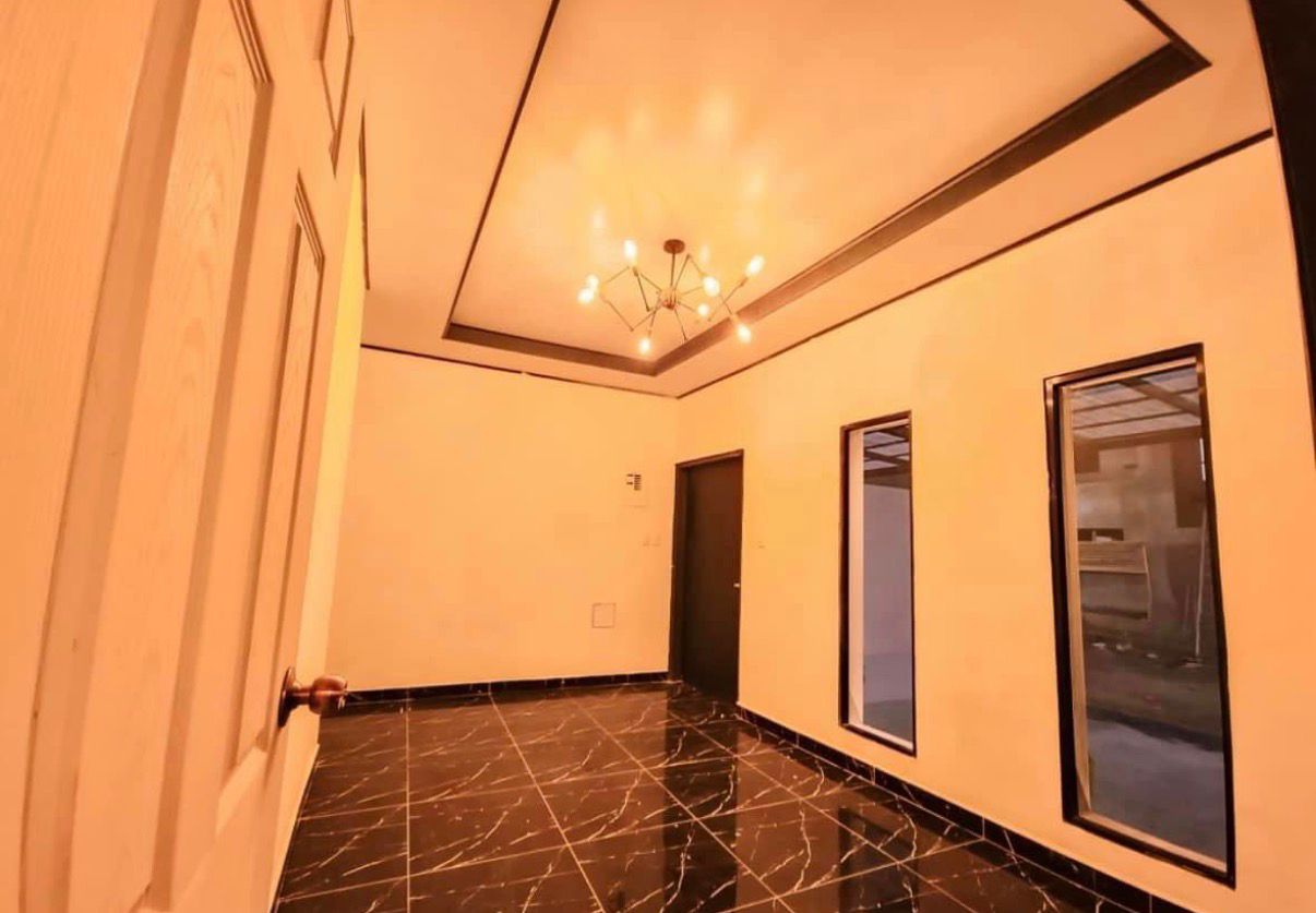 Sala con iluminación natural y diseño moderno