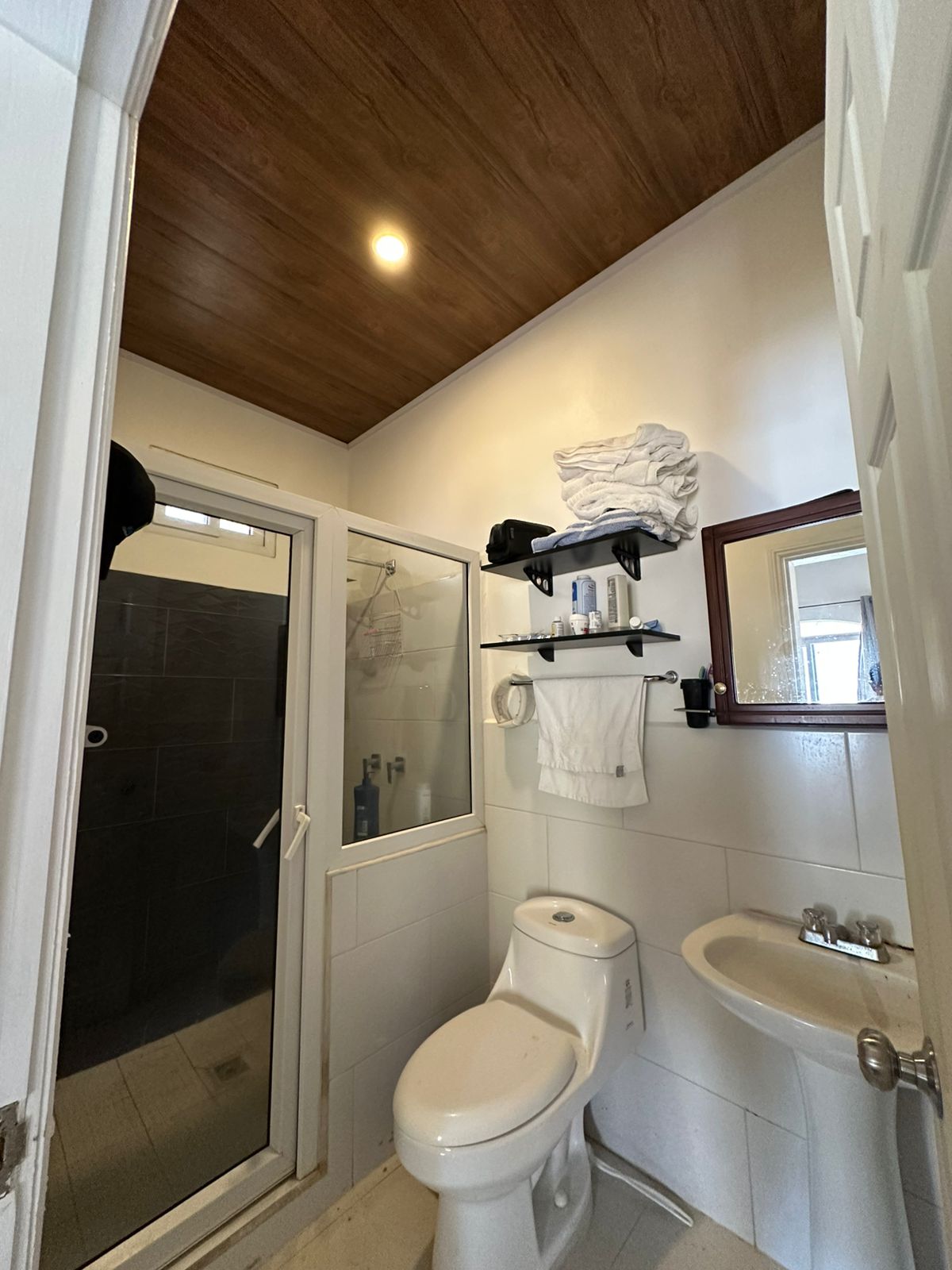 Baño completo con ducha moderna