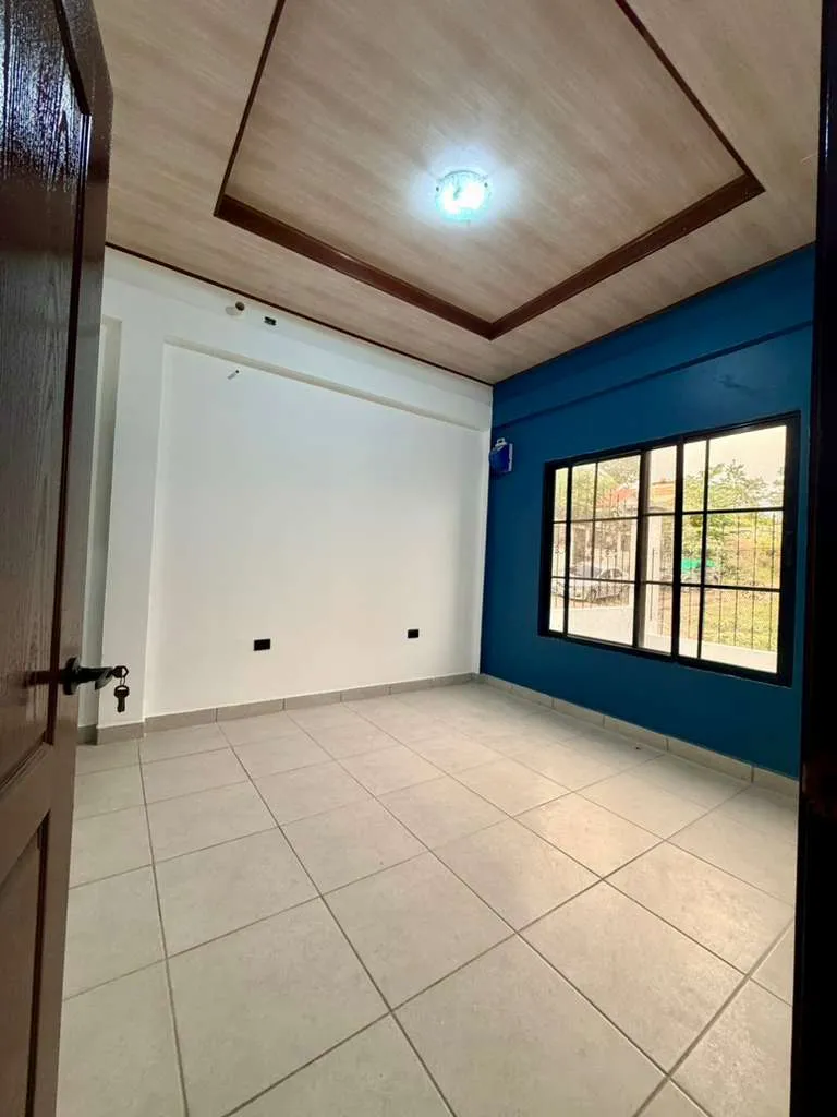 Habitación amplia con excelente iluminación natural en casa de El Cerrito Santa Rosa de Copán