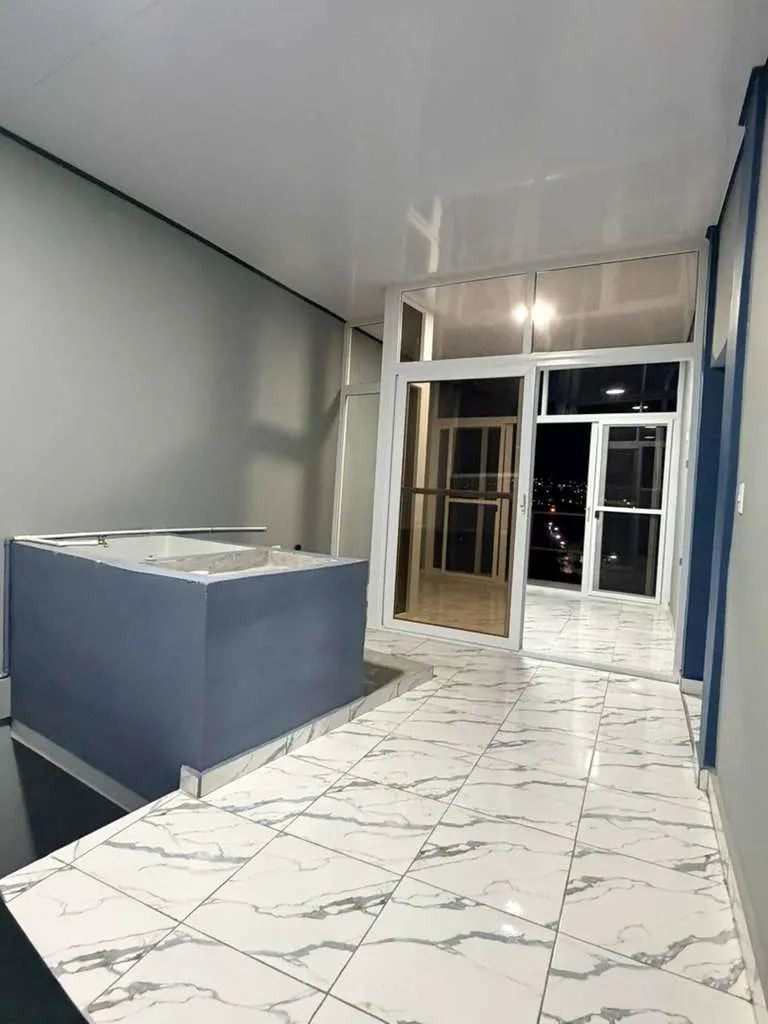 Área social con acabados modernos en casa dúplex Las Cidras