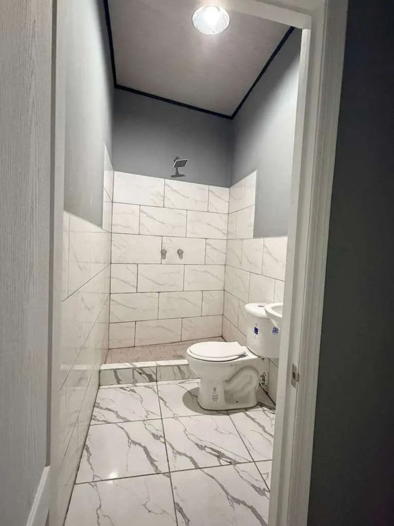 Baño completo con acabados modernos en casa dúplex Las Cidras Santa Rosa de Copán