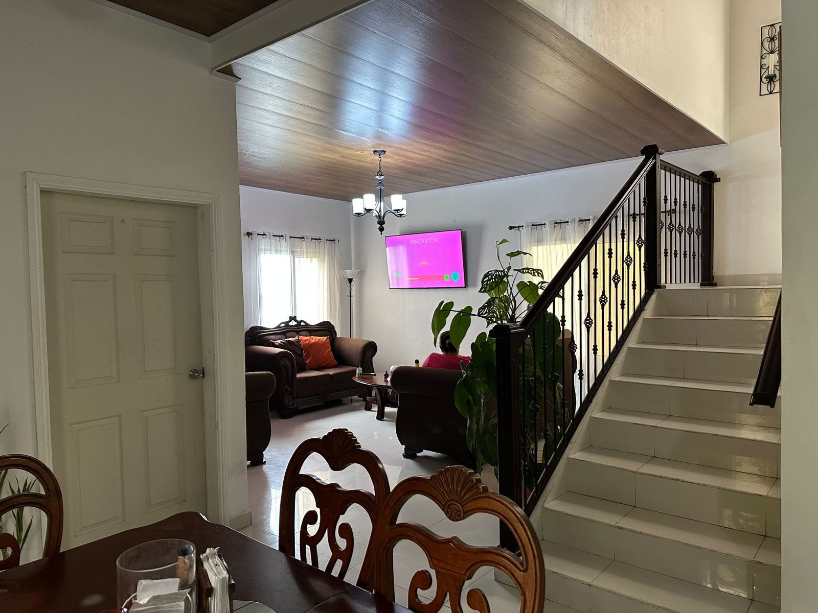 Comedor espacioso con iluminación natural