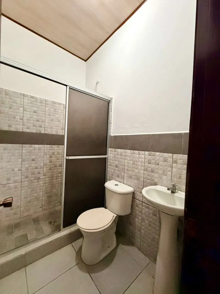 Baño completo con ducha y acabados modernos en casa de El Cerrito Santa Rosa de Copán