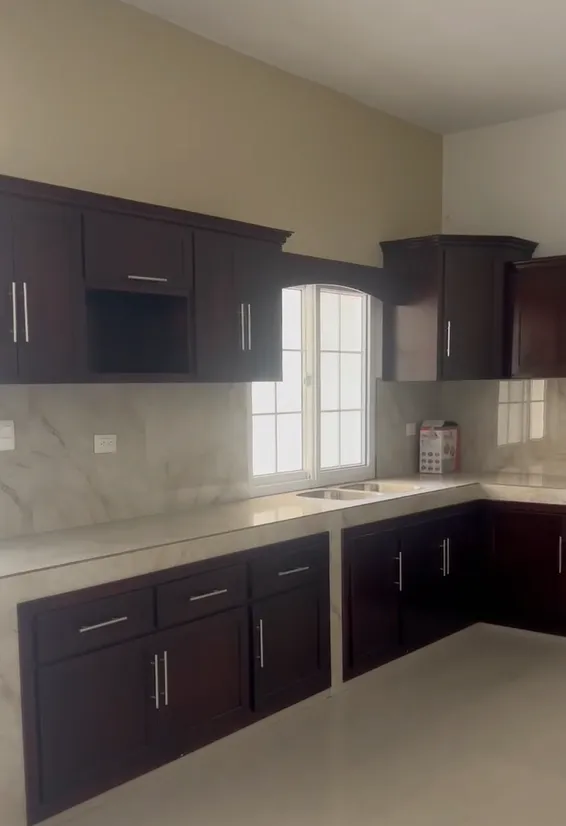 Cocina moderna con gabinetes de madera